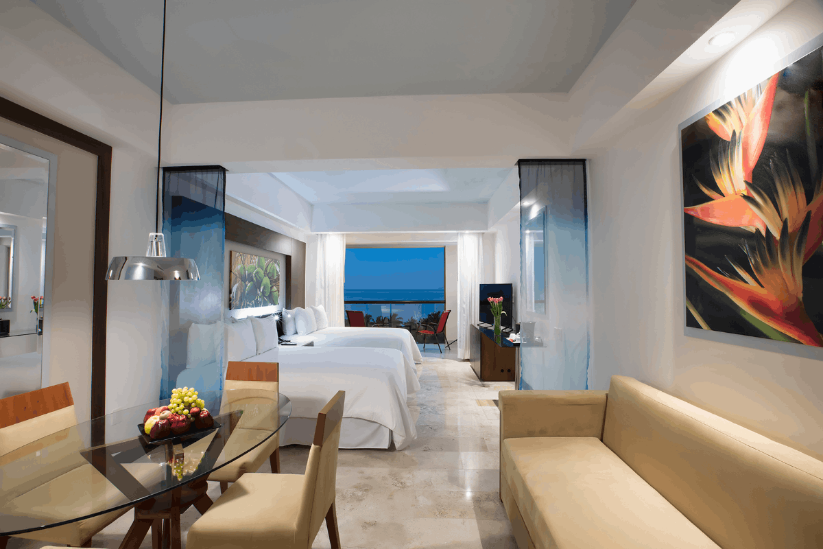 Junior Suite con vista a la alberca en Krystal Grand Nuevo Vallarta.